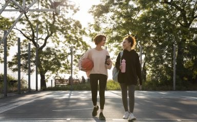 mulheres-de-tiro-completo-jogando-basquete