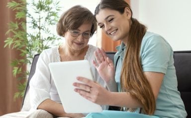 mulheres-em-tiro-medio-olhando-para-um-tablet