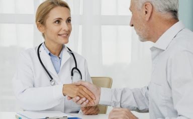 paciente-segurando-a-mao-do-medico